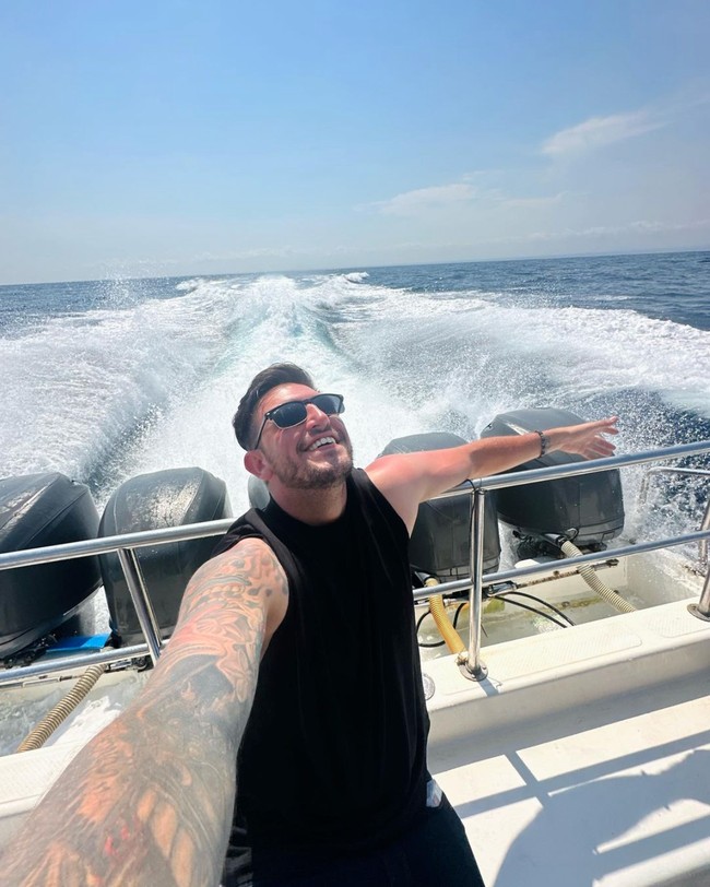 Gosip Ladislao dan Nathalie Holscher bertunangan itu berhembus usai Ladislao menyebut Nathalie sebagai tunangannya di kolom komentar. Kala itu Ladislao tengah membalas salah satu pertanyaan di komentar unggahannya yang mengira dirinya sudah menikah. Ladislao kemudian membalasnya dengan mengatakan, Tunangan gue ini brother. Foto: Instagram/@ladislao_9