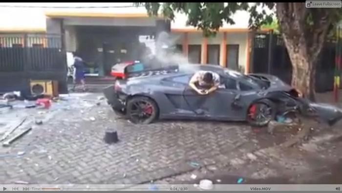 Lamborghini maut tabrak warung STMJ di Surabaya.