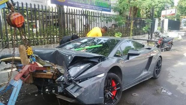 Lamborghini maut tabrak warung STMJ di Surabaya.