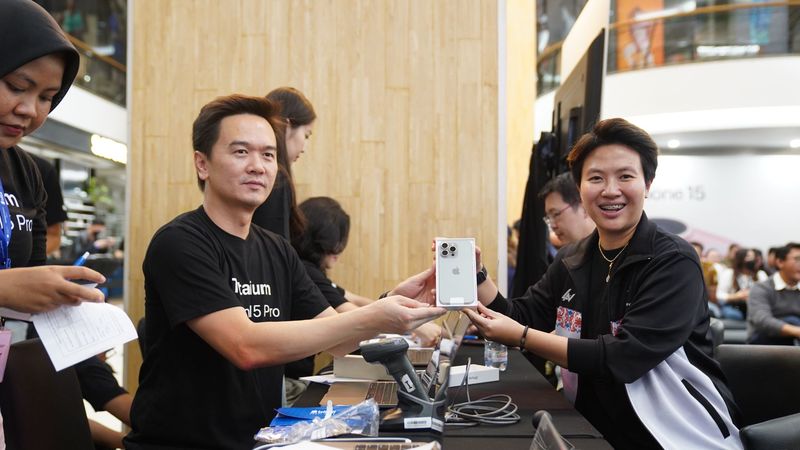 Pebulutangkis Liliyana Natsir mengambil iPhone 15 series pesanannya.