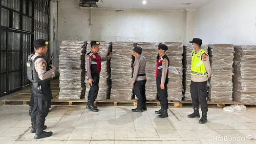 Sejumlah personel Polres Tabanan bertugas melakukan pengamanan pada gudang logistik KPU Tabanan di eks komplek pertokoan Hardys. (Polres Tabanan)