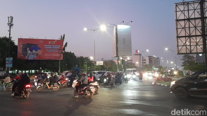 Mahasiswa yang melakukan demonstrasi di Jalan Sultan Alauddin, Makassar, Sulawesi Selatan (Sulsel) telah membubarkan diri. Arus lalu lintas (lalin) pun kembali lancar.