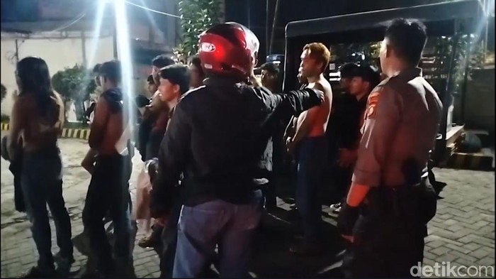 Tujuh mahasiswa Universitas Negeri Makassar (UNM), Sulawesi Selatan (Sulsel) dianiaya juru parkir (jukir) yang dalam kondisi mabuk di depan minimarket.