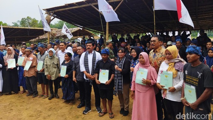 Menteri ATR/BPN Hadi Tjahjanto memberikan sertifikat tanah ke warga di Desa Gunung Anten, Kecamatan Cimarga, Kabupaten Lebak. Ia berharap sertifikat itu bisa digunakan dengan baik agar bisa meningkatkan ekonomi masyarakat (Aris Rivaldo)