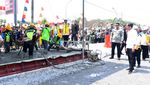 Sambil Jongkok Jokowi Cek Perbaikan Jalan Rusak di Lampung Telan Rp 800 M
