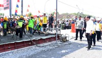 Jokowi menjelaskan hingga kini perbaikan jalan yang sudah berjalan sejak lima bulan lalu progresnya sudah mencapai 60-70%. Targetnya, bulan Desember 2023 semua perbaikan jalan sudah selesai.  