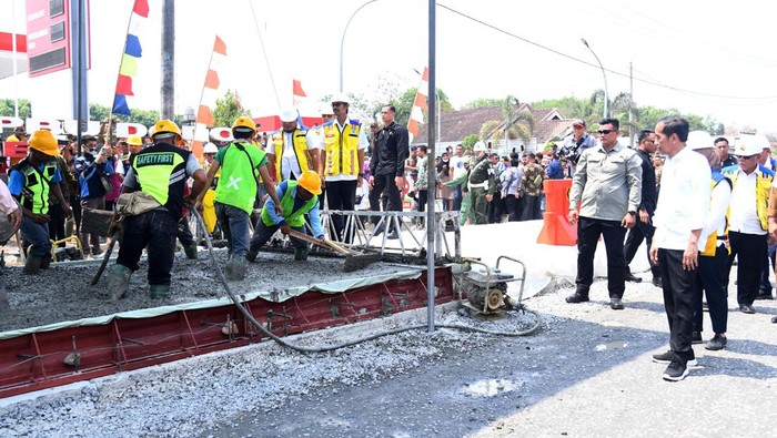 Momen Jokowi Jongkok Cek Perbaikan Jalan Lampung 'Dajjal' Rp 800 M Presiden Joko Widodo (Jokowi) melakukan kunjungan langsung ke Lampung Tengah. Jokowi mengecek perbaikan jalan.