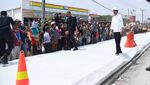 Sambil Jongkok Jokowi Cek Perbaikan Jalan Rusak di Lampung Telan Rp 800 M