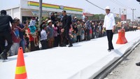 Jokowi bilang Provinsi Lampung mendapatkan anggaran Rp 800 miliar untuk perbaiki jalan sebanyak 17 ruas.  