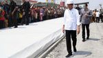 Sambil Jongkok Jokowi Cek Perbaikan Jalan Rusak di Lampung Telan Rp 800 M