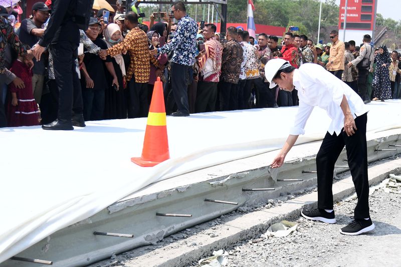 Presiden Joko Widodo (Jokowi) melakukan kunjungan langsung ke Lampung Tengah. Jokowi mengecek perbaikan jalan.