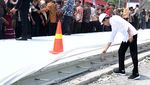 Sambil Jongkok Jokowi Cek Perbaikan Jalan Rusak di Lampung Telan Rp 800 M