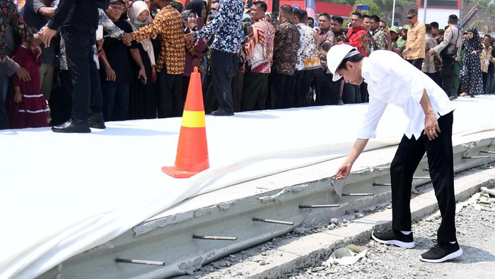 Presiden Joko Widodo (Jokowi) melakukan kunjungan langsung ke Lampung Tengah. Jokowi mengecek perbaikan jalan.