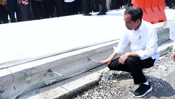 Jokowi Cek Perbaikan Jalan Rusak di Lampung Sambil Jongkok Yang Menelan Dana 800 Miliar