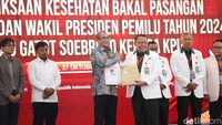 Hasil pemeriksaan kesehatan ini diberikan langsung Kepala RSPAD Gatot Soebroto Albertus Budi Sulistya dalam konferensi pers tersebut. Ketiga perwakilan bakal paslon menerima hasil pemeriksaan kesehatan.