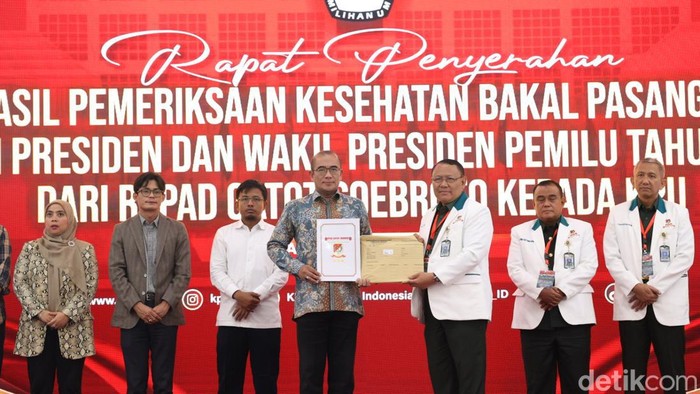 Momen KPU Umumkan Hasil Tes Kesehatan 3 Paslon Pilpres Momen KPU Umumkan Hasil Tes Kesehatan 3 Paslon Pilpres