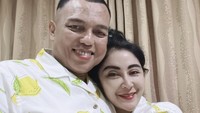 Uut permatasari mengaku gaji suaminya tidak seberapa. Karenanya, ia tidak berani memakai gaji suaminya sembarangan dan selalu meminta izin terlebih dahulu. Foto: Instagram @uutpermatasari