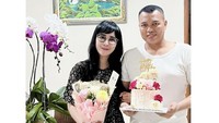 Pada hari ulang tahunnya, pedangdut senior itu mendapat kejutan dari sang suami. Kejutannya mulai dari kue dua tumpuk berwarna pink hingga bunga cantik.  Foto: Instagram @uutpermatasari
