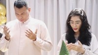 Saat suami Uut berulang tahun, mereka juga merayakan bersama dan melakukan ‘selamatan’ dengan tumpeng sebagai simbol. Sebelum memotong, pasangan ini tidak lupa berdoa. Foto: Instagram @uutpermatasari