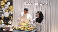Setelah berdoa, pasangan yang menikah tahun 2015 itu pun memotong tumpeng nasi kuningnya. Tumpengnya terliht punya lauk lengkap ya? Foto: Instagram @uutpermatasari