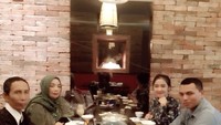 Pedangdut kelahiran 1982 itu juga pernah membagikan momen saat makan bersama keluarganya di sebuah restoran. Foto: Instagram @uutpermatasari