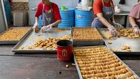Menu utama Roti Gelora adalah roti tawar. Selain itu ada juga roti manis, roti gandum dan roti manis, roti sobek, dan roti pisang. Ada juga cookies jadul klasik. Foto: detikFood