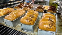 Semua roti dibuat menggunakan bahan umum dan tanpa bahan pengawet. Untuk menjaga kualitas roti, setiap hari Ridwan hanya membuat 80-90 loyang roti. Foto: detikFood