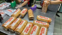 Semua roti yang dijual masih dalam keadaan hangat. Resep roti yang dipakai juga tak pernah berubah sejak tahun 1950-an. Foto: detikFood