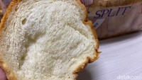 Ciri khas roti di sini memiliki tekstur roti yang lembut dengan cita rasa roti tawar yang sedikit gurih di setiap suapan. Foto: detikFood
