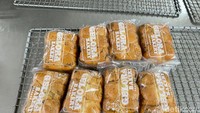 Toko Roti Gelora setiap harinya buka dari Senin-Sabtu pukul 10.00-16.00. Kisaran harga roti yang ditawarkan di sini masih terjangkau dari Rp 15.000 saja. Foto: detikFood