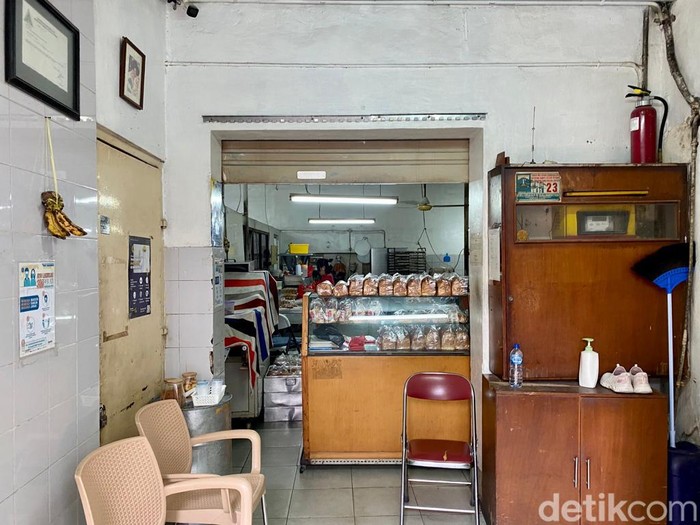 Nostalgia Jajan Roti Jadul di Toko Roti Gelora yang Berusia 73 Tahun Nostalgia Jajan Roti Jadul di Toko Roti Gelora yang Berusia 73 Tahun