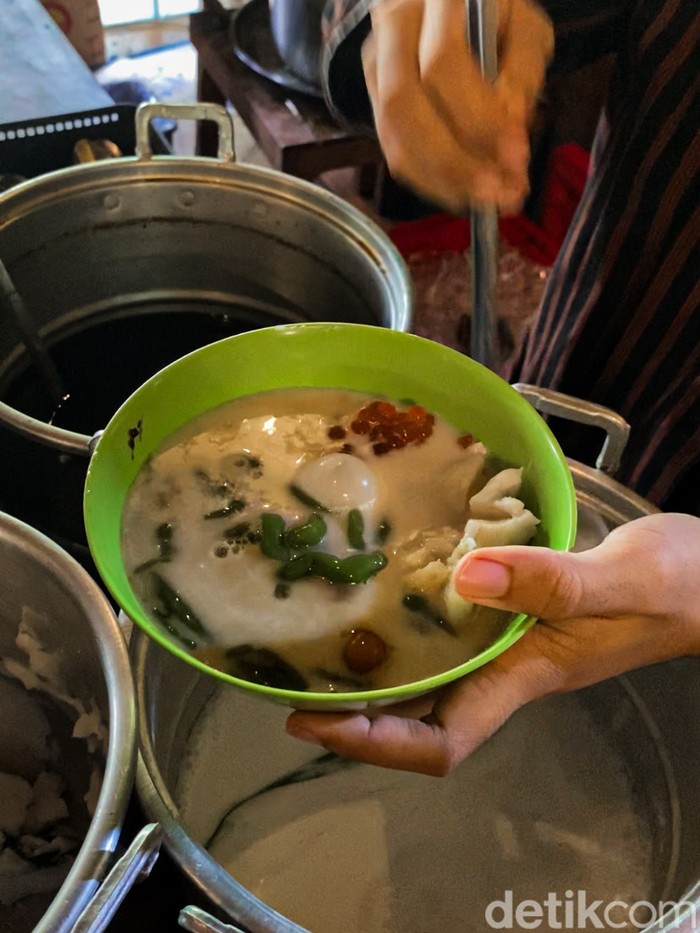 Omah Yung Ginah Omah Yung Ginah berlokasi di Cisauk, Tangerang. Restoran yang menawarkan kuliner Jawa dengan nuansa khas 'Jogja' dengan rumah Joglo asli.