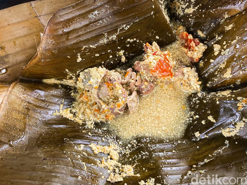 Omah Yung Ginah berlokasi di Cisauk, Tangerang. Restoran yang menawarkan kuliner Jawa dengan nuansa khas 'Jogja' dengan rumah Joglo asli.