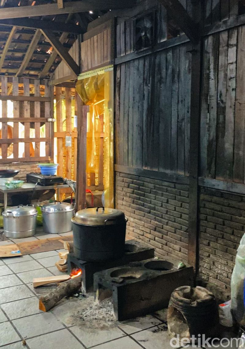 Omah Yung Ginah berlokasi di Cisauk, Tangerang. Restoran yang menawarkan kuliner Jawa dengan nuansa khas 'Jogja' dengan rumah Joglo asli.