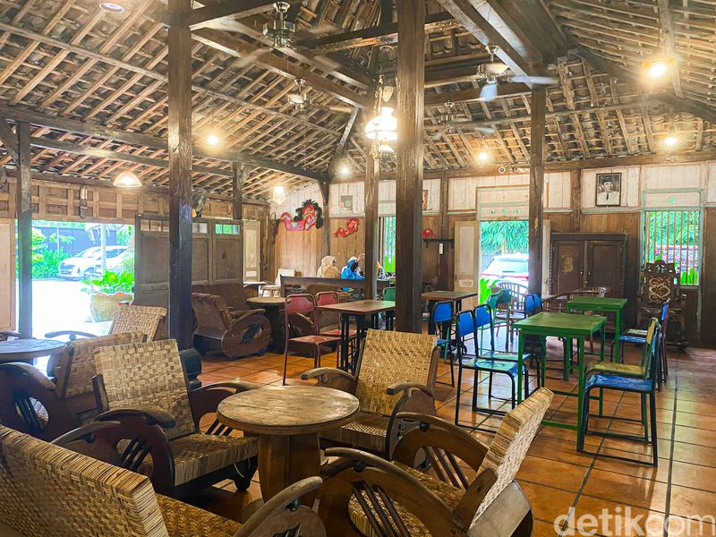 Omah Yung Ginah berlokasi di Cisauk, Tangerang. Restoran yang menawarkan kuliner Jawa dengan nuansa khas 'Jogja' dengan rumah Joglo asli.