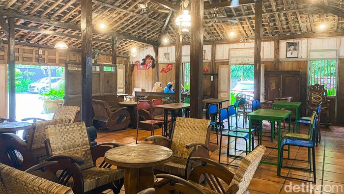 Omah Yung Ginah berlokasi di Cisauk, Tangerang. Restoran yang menawarkan kuliner Jawa dengan nuansa khas Jogja dengan rumah Joglo asli.