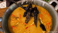 Seporsi mangut lele (Rp 22.000) disajikan bersama kuah kekuningan dengan beberapa buah cabe rawit utuh. Untuk kuahnya tak menggunakan santan, jadi konsistensinya agak cair. Sengatan pedas langsung terasa ketika mencicipi kuahnya. Foto: detikFood/Yenny Mustika Sari