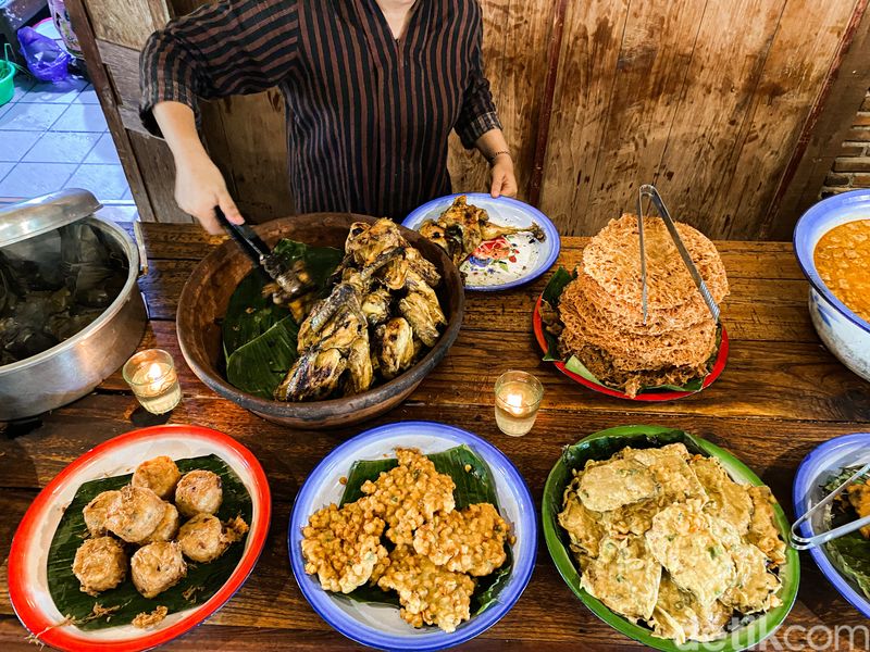 Omah Yung Ginah berlokasi di Cisauk, Tangerang. Restoran yang menawarkan kuliner Jawa dengan nuansa khas 'Jogja' dengan rumah Joglo asli.