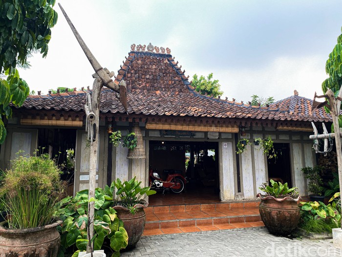 Omah Yung Ginah berlokasi di Cisauk, Tangerang. Restoran yang menawarkan kuliner Jawa dengan nuansa khas Jogja dengan rumah Joglo asli.