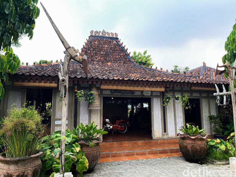 Omah Yung Ginah berlokasi di Cisauk, Tangerang. Restoran yang menawarkan kuliner Jawa dengan nuansa khas 'Jogja' dengan rumah Joglo asli.