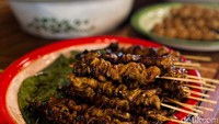 Tambahan sate kulit bakar ini jangan sampai dilewatkan. Cocok dinikmati bersama nasi dan jangan lombok atau sayur lodeh. Foto: detikFood/Yenny Mustika Sari