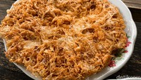 Telur Krispi (Rp 13.000) juga patut dicoba saat makan di Omah Yung Ginah. Hidangan ini dibuat dari telur ayam yang dicampurkan telur maizena dan sejumlah bumbu bercita rasa gurih. Karena digoreng dalam minyak panas, permukaan telurnya agak keriting hingga menghasilkan tekstur renyah. Foto: detikFood/Yenny Mustika Sari