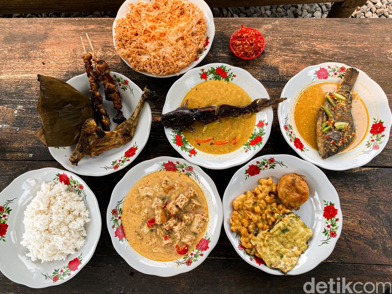 Omah Yung Ginah berlokasi di Cisauk, Tangerang. Restoran yang menawarkan kuliner Jawa dengan nuansa khas 'Jogja' dengan rumah Joglo asli.