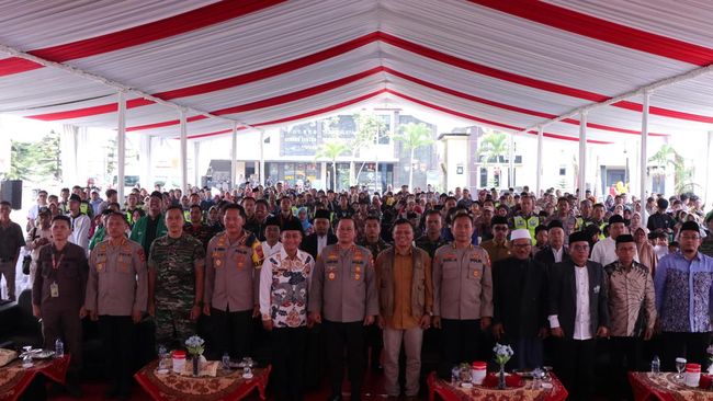 Operasi NCS Polri Bagikan 1.500 Paket Sembako di Tasik