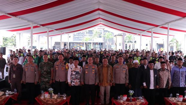 Operasi NCS Polri Bagikan 1.500 Paket Sembako di Tasik