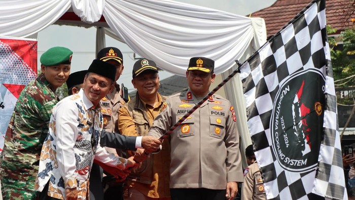 Operasi NCS Polri Bagikan 1.500 Paket Sembako di Tasik