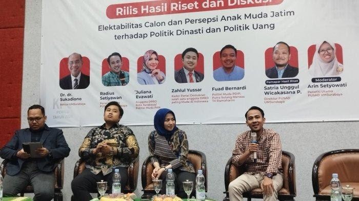 Para peneliti PUSAD UMSurabaya saat menyampaikan survei suara anak muda di Pemilu 2024.