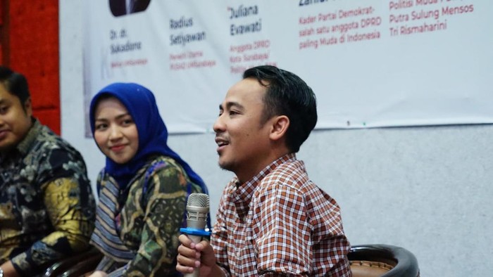 Para peneliti PUSAD UMSurabaya saat menyampaikan survei suara anak muda di Pemilu 2024.