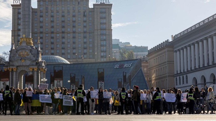 Para Wanita Ini Demo Minta Frekuensi Rotasi Tentara Ukraina People hold placards during a protest calling for legislation regulating the length of active military duty and the frequency of soldiers' rotation in Kyiv, amid Russia's attack on Ukraine, October 27, 2023. REUTERS/Thomas Peter
