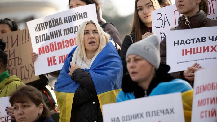 Para Wanita Ini Demo Minta Frekuensi Rotasi Tentara Ukraina People hold placards during a protest calling for legislation regulating the length of active military duty and the frequency of soldiers' rotation in Kyiv, amid Russia's attack on Ukraine, October 27, 2023. REUTERS/Thomas Peter